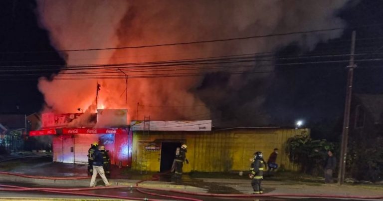 Incendio consume local comercial en calle Orompello de Los Ángeles