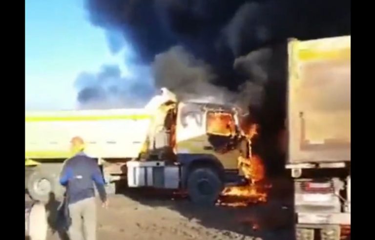 Ataque incendiario en Los Álamos deja 25 camiones y maquinaria destruida