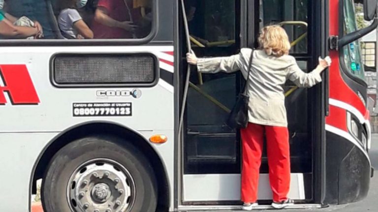 Tuvo que viajar «colgada» de la puerta en bus de transporte público: Chofer no la dejó subir