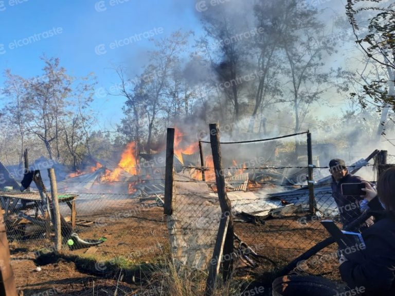 Los Ángeles: Incendio destruyó por completo una casa en Santa Fe