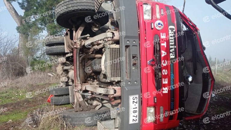 Dos lesionados deja volcamiento de carro de bomberos de Laja
