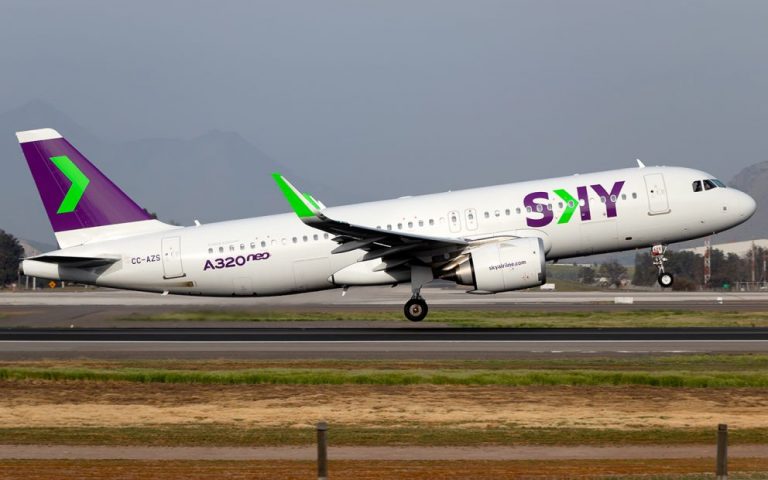 Pasajero no podrá abordar Sky Airline durante un año tras grabar bajo la falda de azafata