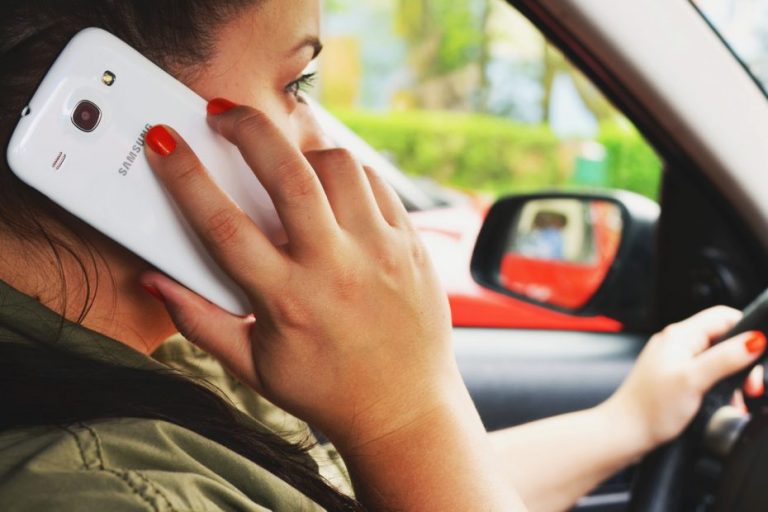 33% de los conductores manipula el celular mientras maneja