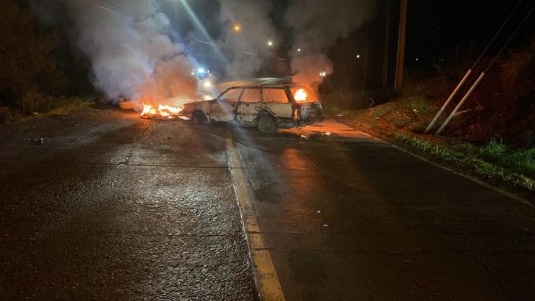 Barricadas y un auto quemado deja intento de robo en Mulchén
