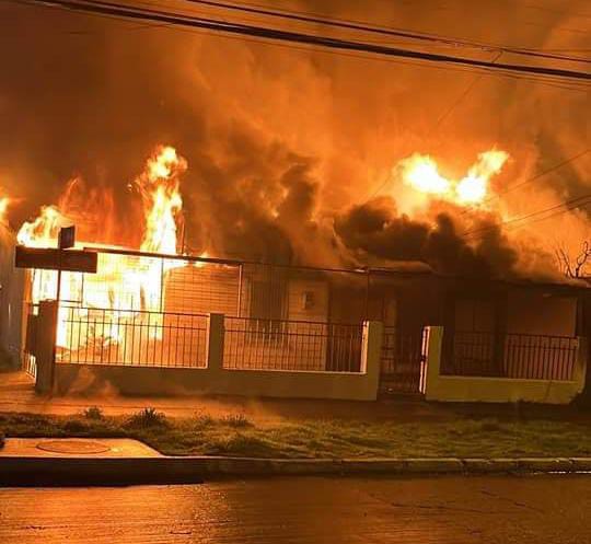 Incendio destruyó una casa y dejo daños en otra en Angol