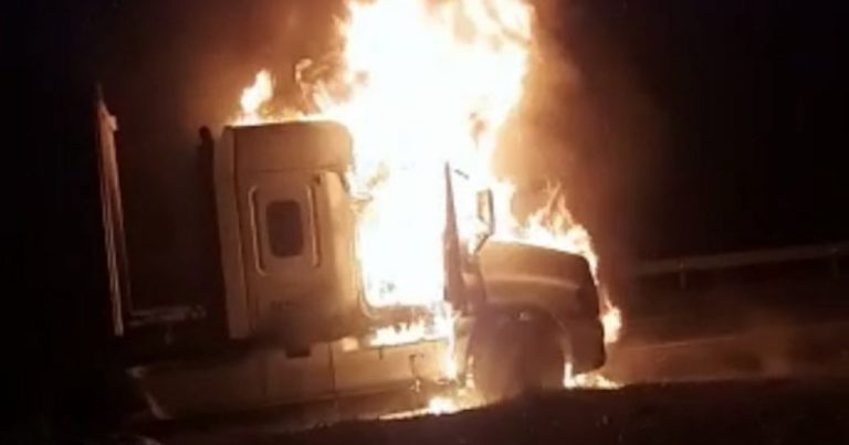 Camión con acoplado se incendió en la Ruta 5 Sur a la altura de Los Ángeles