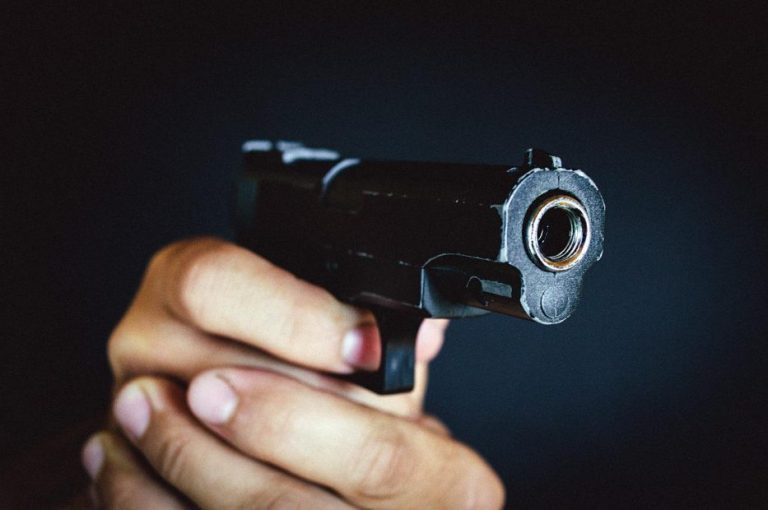 Los Ángeles: Adolescente puso un arma en la cabeza a una mujer para robarle