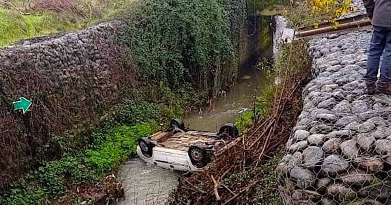 Auto conducido por un menor de edad cae a un canal en Laja