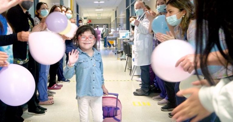 Niña fue dada de alta en Los Ángeles tras 7 años hospitalizada