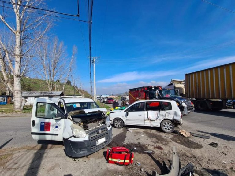 Auto del hospital de Laja participó de triple colisión: 2 lesionados