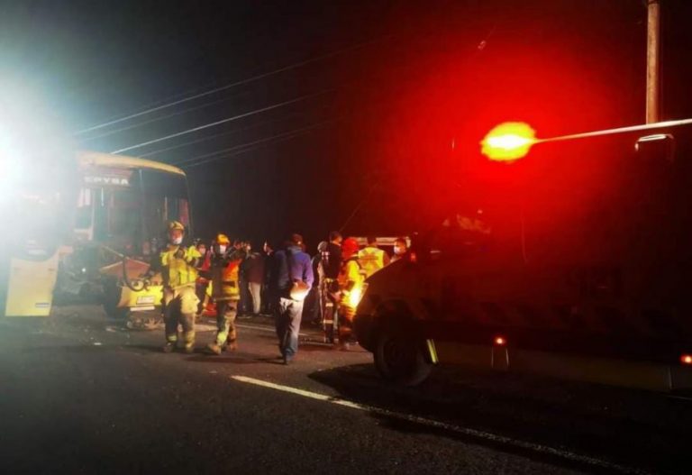 Al menos 10 lesionados deja colisión de bus con una maquinaria en Quilleco