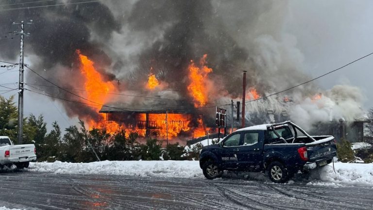 Incendio destruyó el Hotel Marina del Fuy en la Reserva de Huilo Huilo