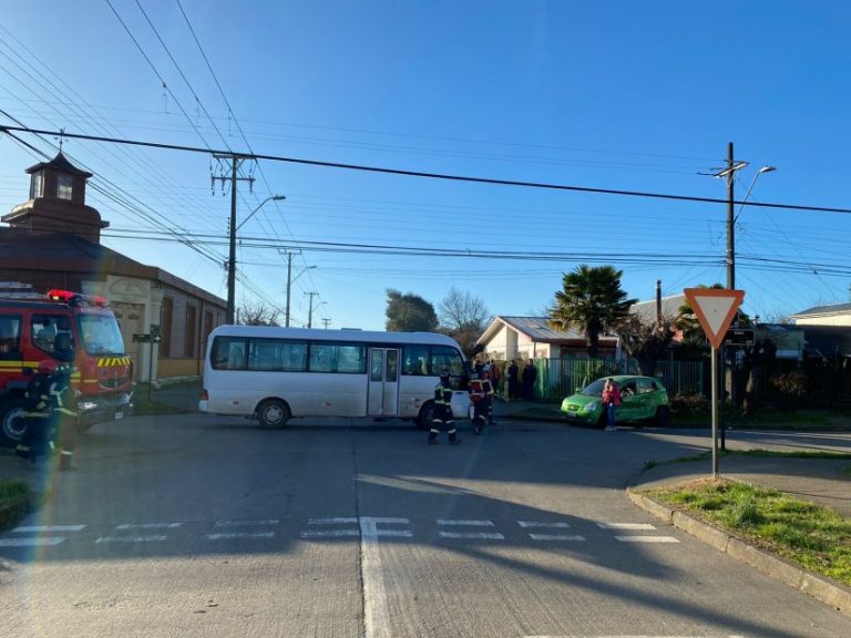Conductora colisionó con mini bus escolar en pleno centro de Mulchén