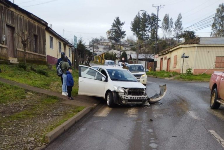 Mujer y dos niños quedan lesionados tras colisión de auto con camión en Mulchén