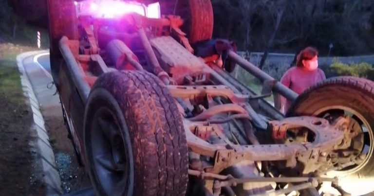 Camioneta volcó en sector rural de San Rosendo