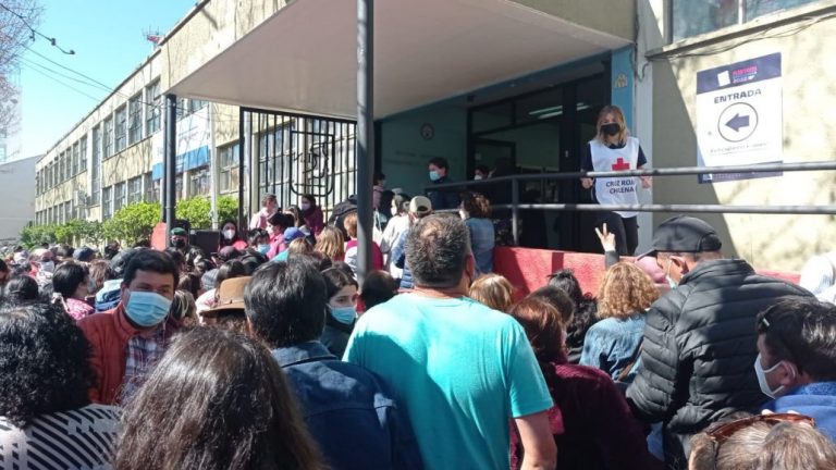 Colapso en el ex Liceo de Niñas de Los Ángeles por gran cantidad de votantes