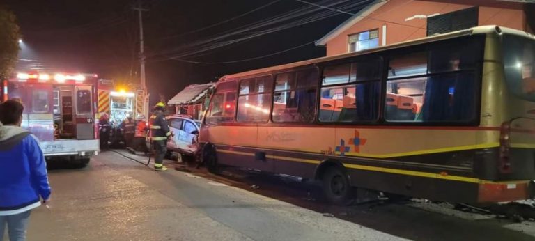 Conductora resulta lesionada tras colisionar a un bus en Yumbel