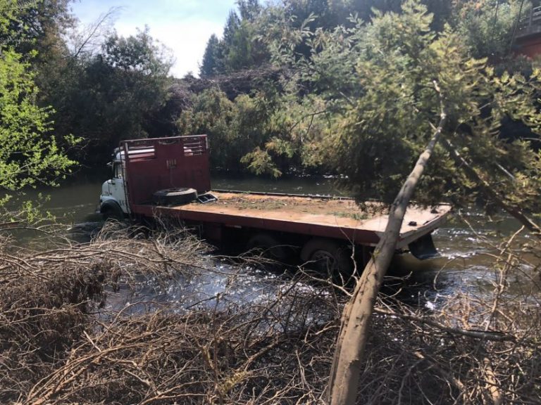 Conductor pierde el control y se cae con el camión al río en Mulchén
