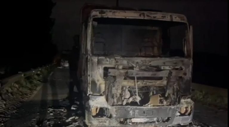 Nuevo ataque incendiario en La Araucanía: Encapuchados quemaron dos camiones 