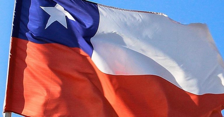 Mujer resultó lesionada al tratar de apagar una bandera chilena en Laja
