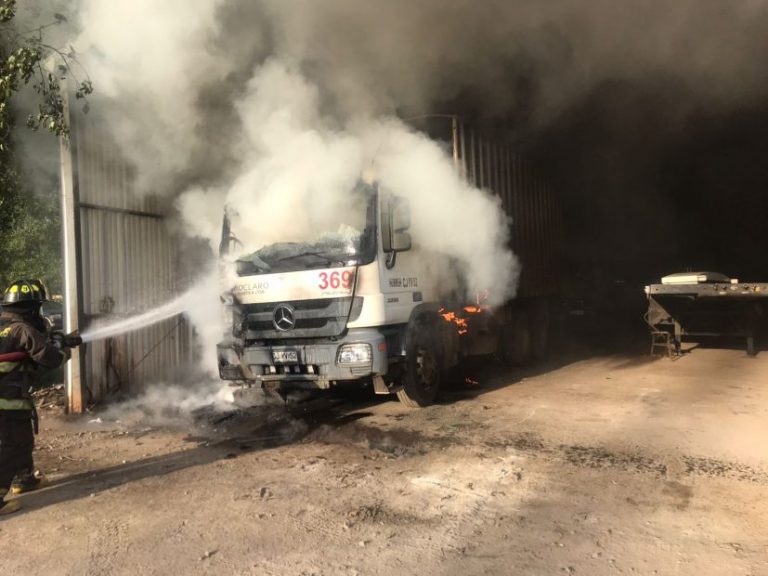 Incendio destruyó un camión en el sector sur de Los Ángeles