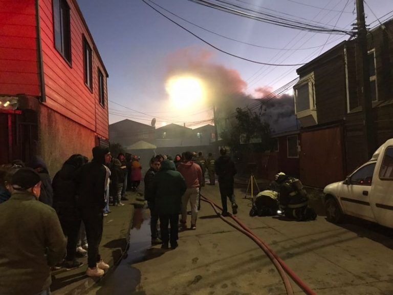 Los Ángeles: Incendio afectó a dos casas y un templo en Lo Elvira