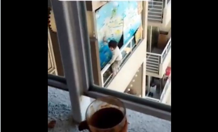 Segundos de horror: graban a menor jugando en balcón de un piso 21