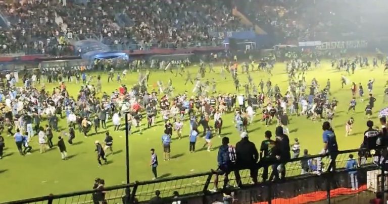 Aumentan a 174 muertos tras violencia en estadio de fútbol de Indonesia
