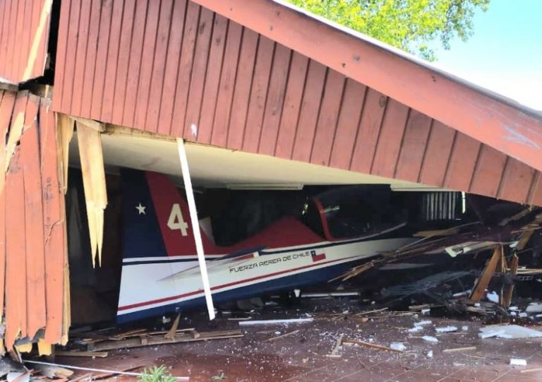Una avioneta de la FACH cae al interior de un colegio en Chillán