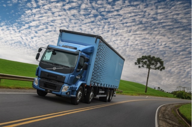 Llegan a Chile en 2023: Hasta un 33% mejora la disponibilidad para el trabajo la nueva línea de camiones Volvo VM 
