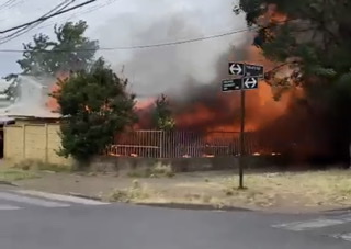 Incendio destruyó 2 viviendas en Los Ángeles