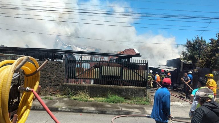 Incendio de proporciones afectó a dos casas en la comuna de Laja