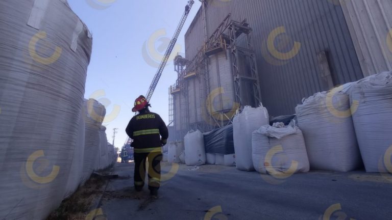 Así fue el intenso combate de incendio en fábrica de cereales en Los Ángeles