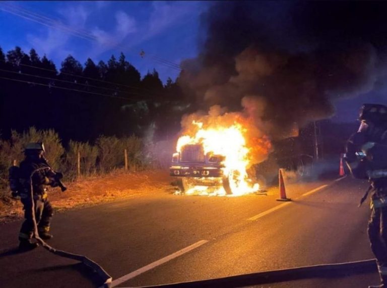 Ataque incendiario en plena Ruta 5 deja retroexcavadora y camión quemados