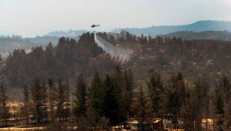 Incendio forestal en Nacimiento se mantiene fuera de control y se reporta una casa afectada