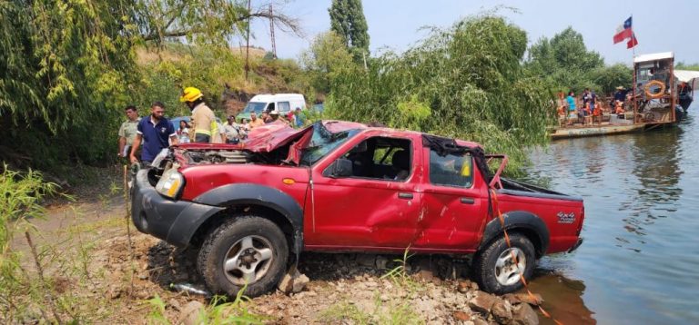 Dos muertos deja caída de vehículo desde balsa en San Rosendo: Iban a ver a familiares