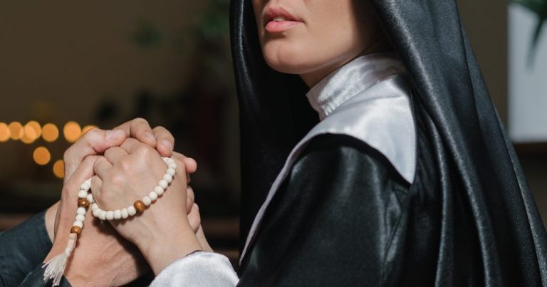 Monjas denuncian que cura jesuita las invitó a un trío sexual «por la Santísima Trinidad»