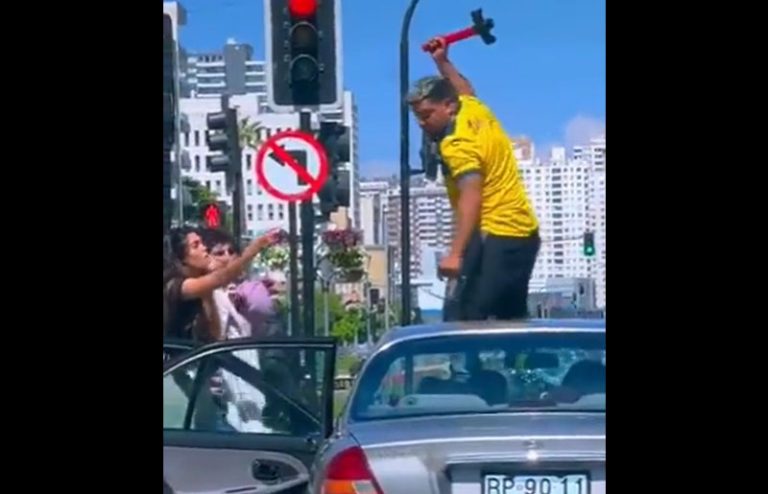 «Idiotas en autos»: pelea de conductores chilenos es ‘furor’ en redes sociales