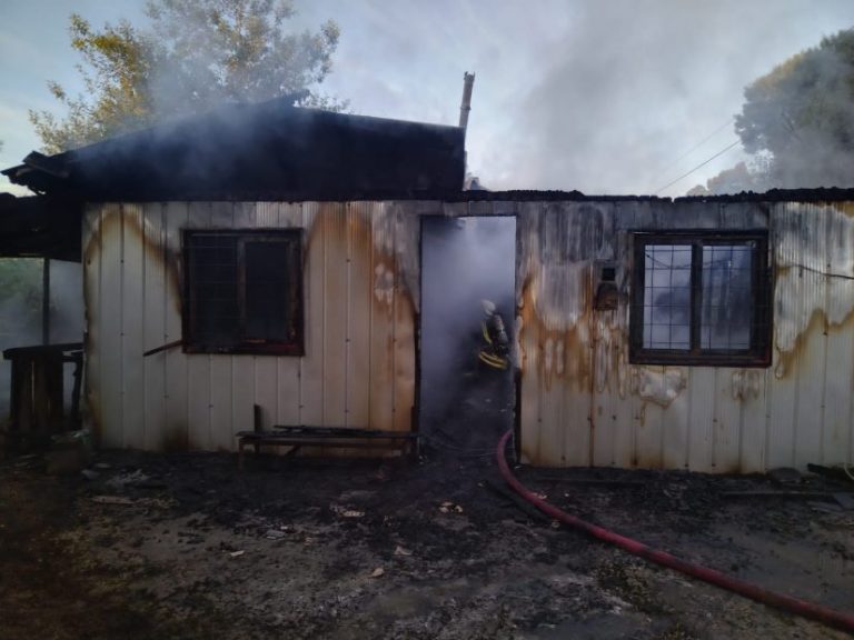 Una casa terminó consumida por las llamas en Villa Génesis de Los Ángeles