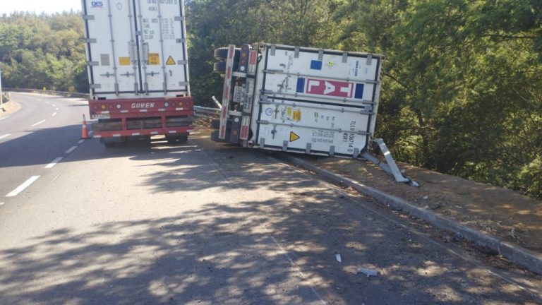 Conductor quedó grave tras volcar su camión en la Cuesta Esperanza