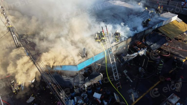 Incendio de gran magnitud destruyó 10 locales en pleno centro de Los Ángeles