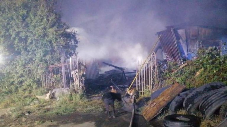 Incendio afectó una vivienda, vulcanización y un vehículo en la comuna de Cabrero