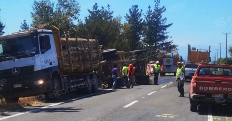 Volcamiento de carro con carga provocó bloqueo de la ruta Q-45 en Quilleco