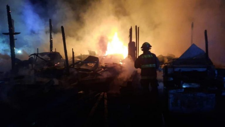 Incendio en aserradero de Yumbel dejó maquinaria afectada y un auto destruido