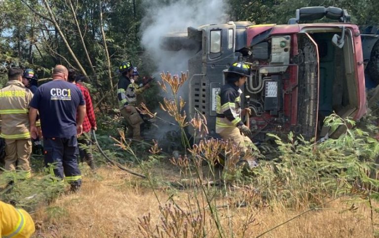 Camión aljibe vuelca mientras iba a emergencia forestal: uno de los lesionados está grave