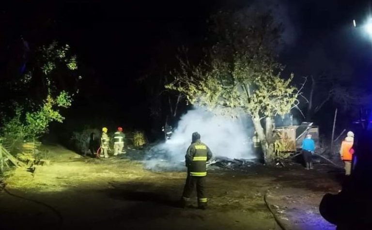 Leñera y dos vehículos quedan destruidos tras incendio en sector rural de Quilleco