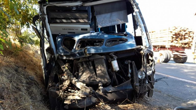 Al menos 12 lesionados tras colisión de bus con camión camino a Nacimiento