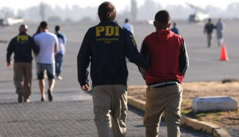 Expulsan a ciudadano colombiano que participó de cobarde agresión grupal a carabineros