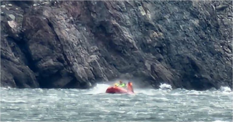 Rescatan a personas a bordo de un zodiac que no pudieron salir del Lago Laja