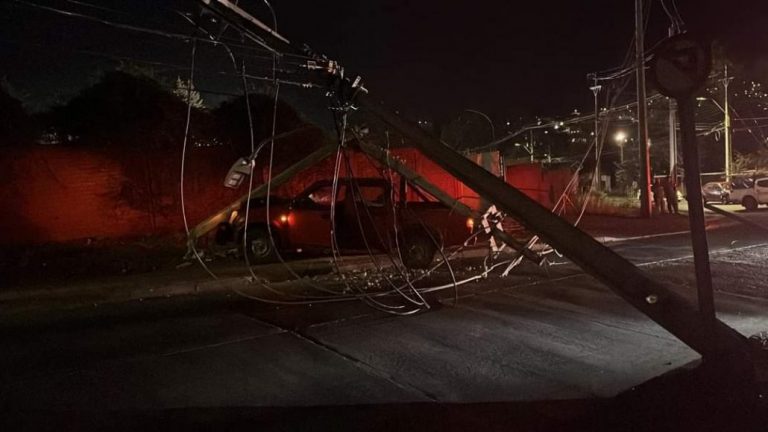 Conductor se estrelló con postes del tendido eléctrico en Laja